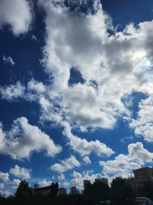 今日青岛天气19至25度，阳光明媚，云空奇观。快来看看吧！
青岛今日实时天气预报