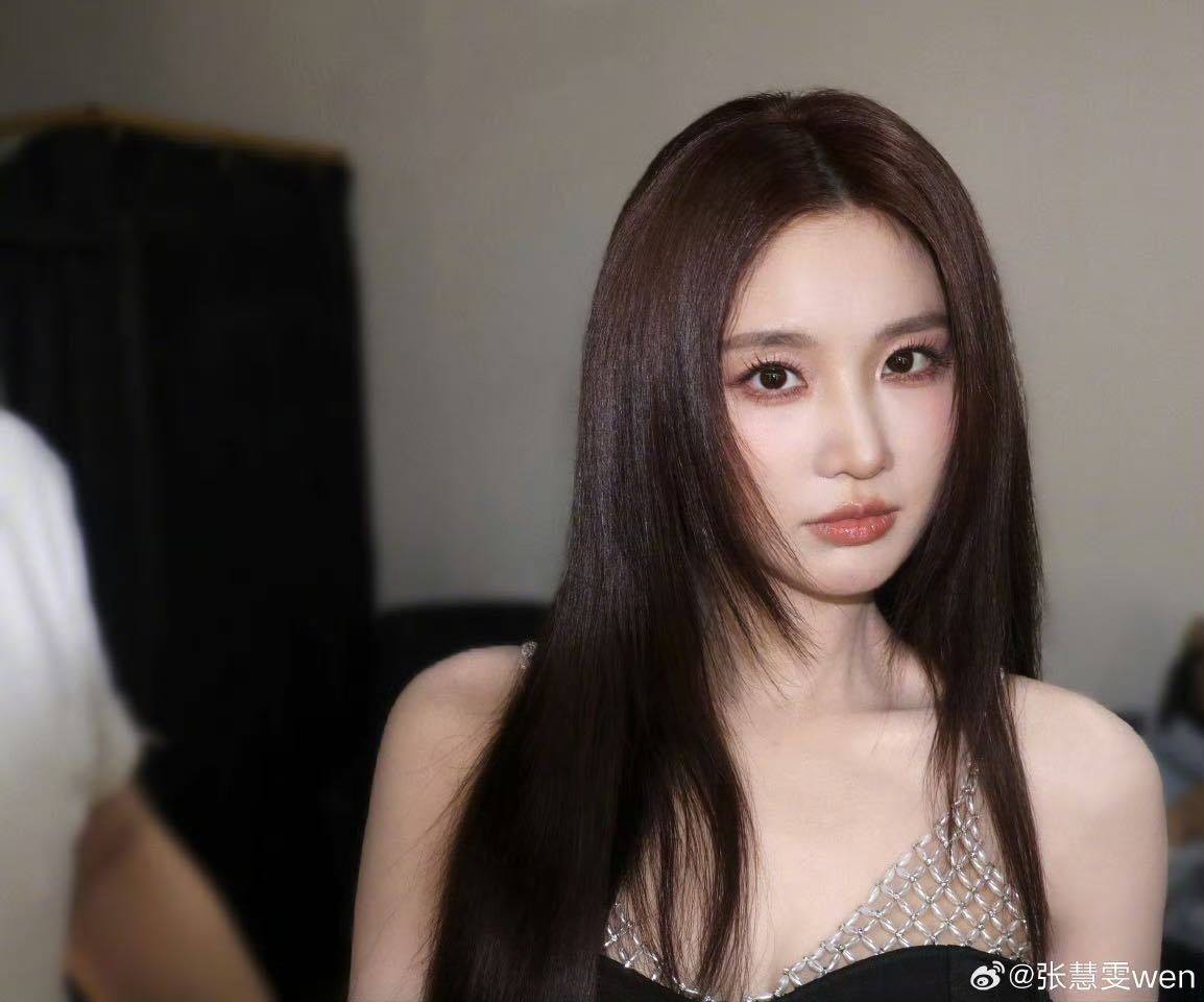张慧雯发美照缓解紧张也太好笑了吧！靠发美照缓解紧张，完美复刻我们面对重要时刻的样
