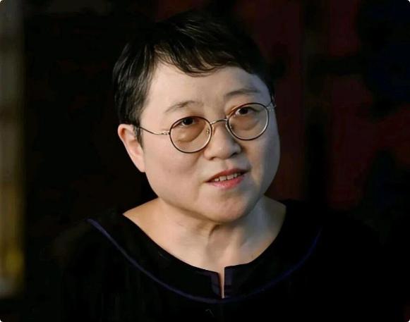 性学家李银河说：
“人如果不社交，不出门，不工作，不交朋友，每天活在自己的世界里