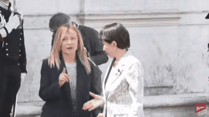 苗姐无处安放的小手，被小梅的“兰花手”摆弄得不知所措。这小梅是故意“游龙戏凤”，