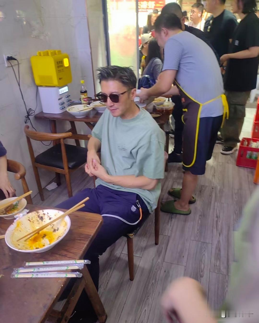 45岁谢霆锋现身重庆一家餐馆吃面，他的穿衣打扮低调，梳着油头，看起来好帅气！满满