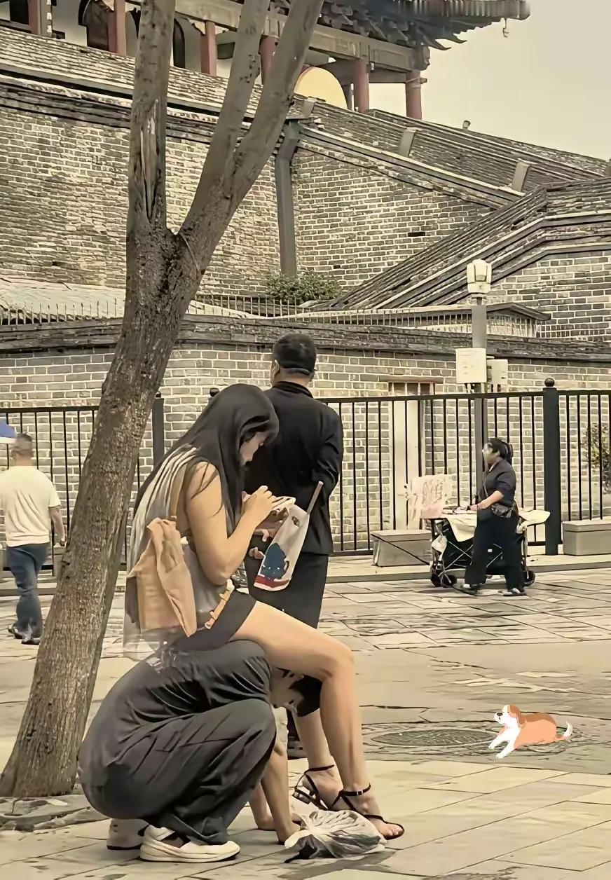 说实话
看到这张图片
真的不知道该说什么好了
感觉公说公有理
婆说婆有理的样子[