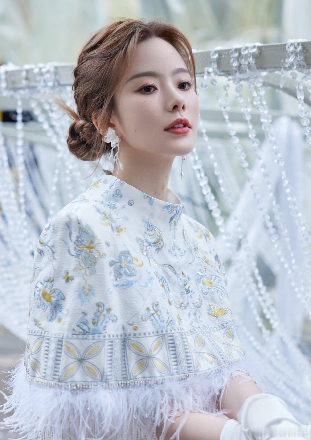 #硬糖少女303##陈卓璇# 今日份糖妹新鲜物料陈卓璇美美与共工作室更新定妆照从