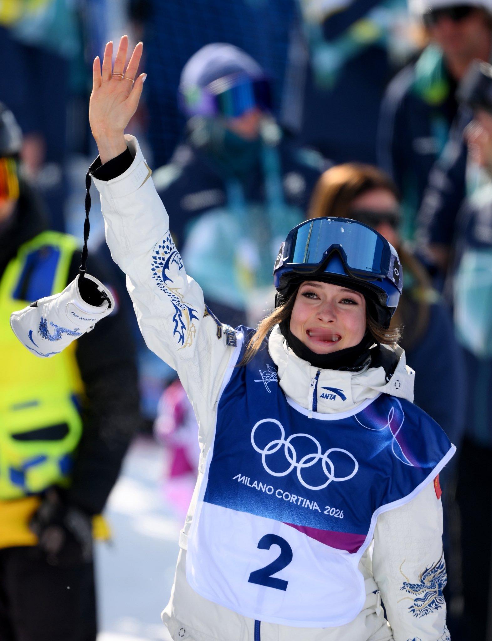 米兰科尔蒂纳冬奥会收官战，谷爱凌、李方慧包揽自由式滑雪女子U型场地技巧冠、亚军，