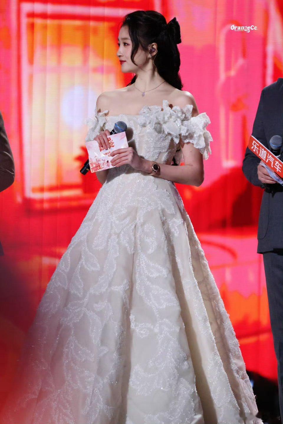 关晓彤 跨年生图掉落~这怼脸状态鲨疯了