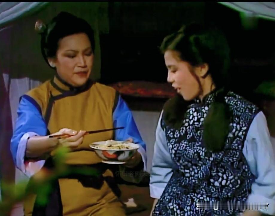 原来翁美玲小姐姐也用过这个“公鸡碗”吃饭啊，你知道这是她的哪部戏吗？#翁美玲#