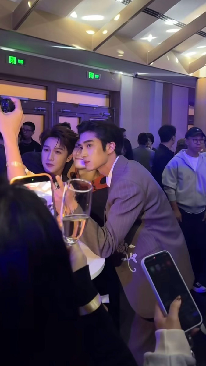 好权威的三张脸李昀锐王嘉尔张康乐合影李昀锐王嘉尔张康乐合照 ​​​