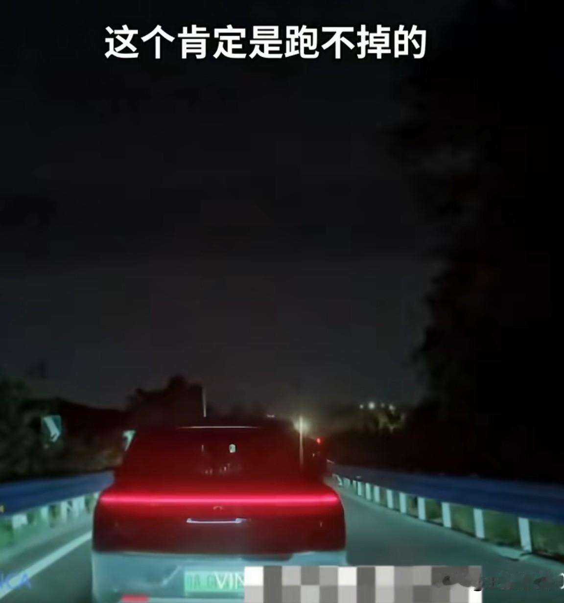 有个别群体专别鸿蒙智行亮小蓝灯的车，
在高速上不打转向灯突然变道去别鸿蒙智行的车