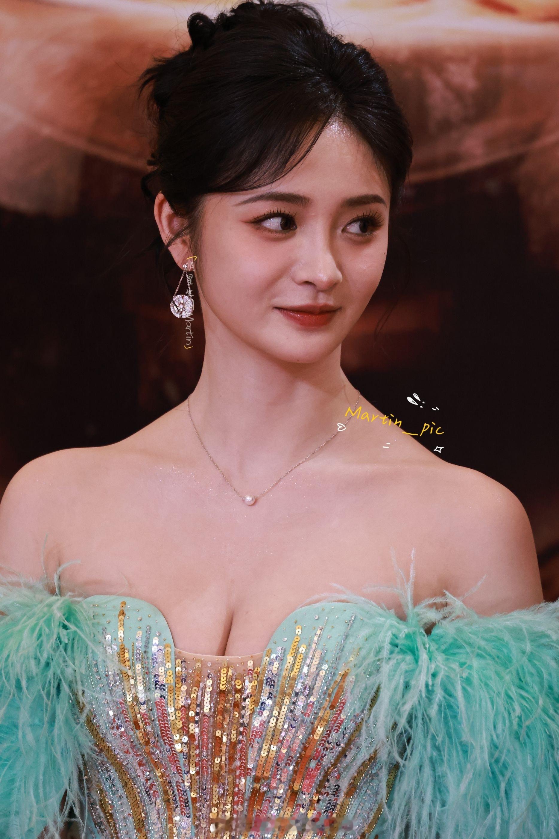 周洁琼[超话]周洁琼 红毯造型周洁琼 250319红毯生图掉落~姐姐美的有点不同