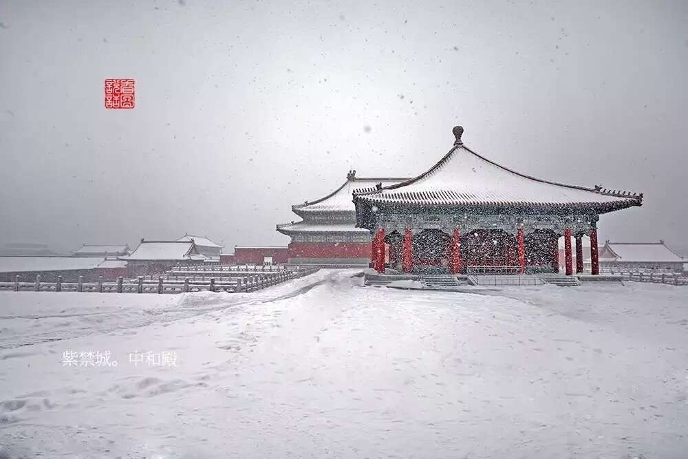 故宫也下雪了 雪满紫禁城在许多个不下雪的日子里，我都幻想走在飘雪的紫禁城里的场景