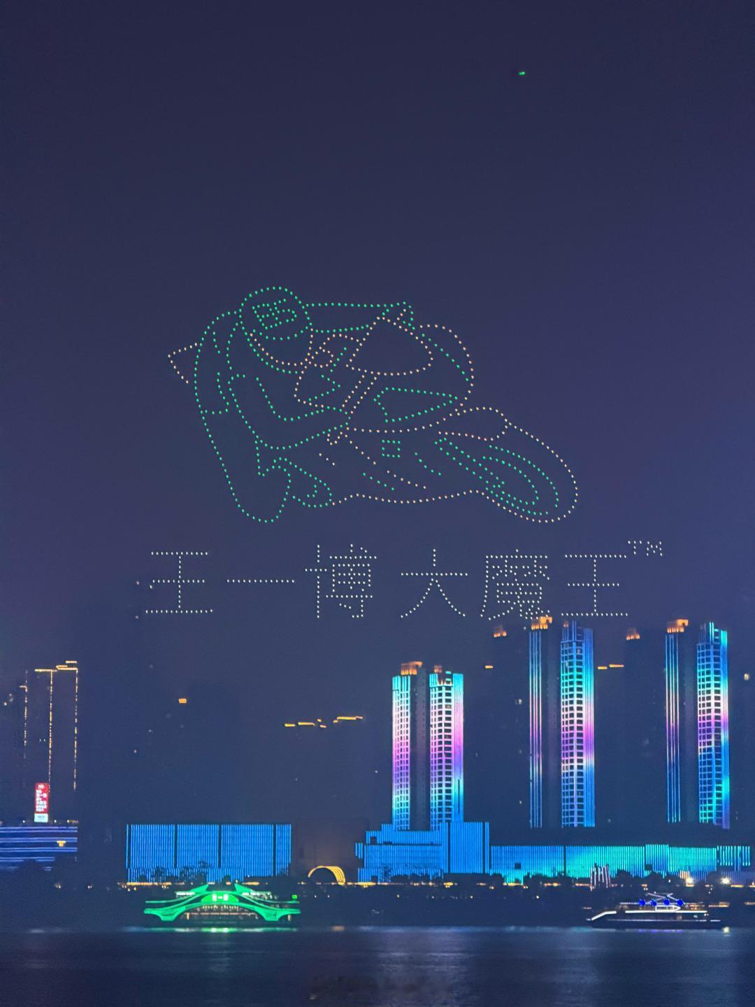 王一博大魔王年终结算画面 谁敢像王一博这样“上天入地下海”？攀岩、赛车、潜水的他