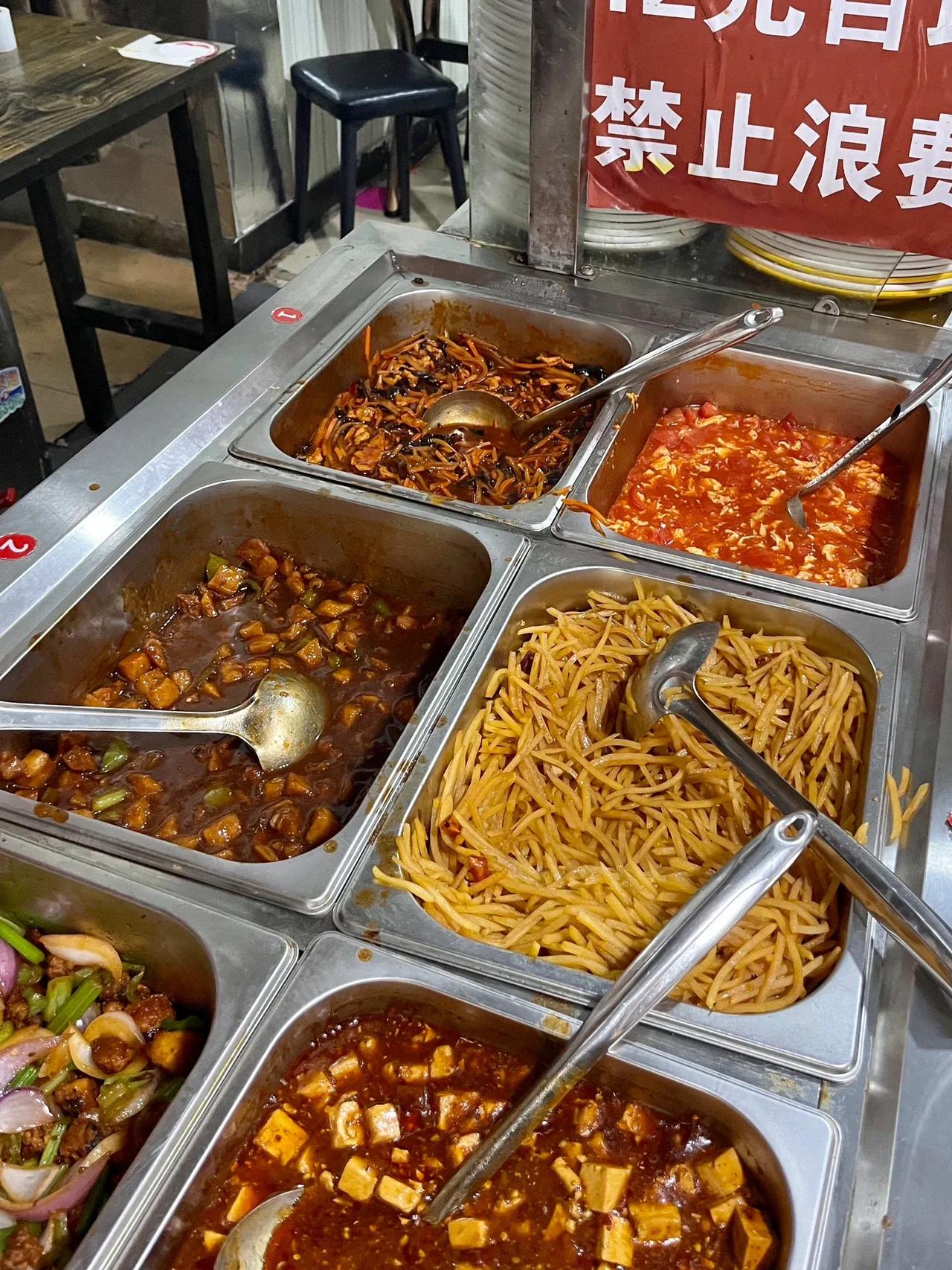 不懂就问！12元路边自助快餐，靠什么赚钱，真的不会亏吗？

12元自助快餐，有荤