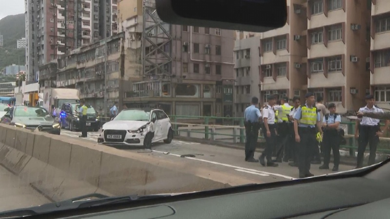 #私家车藏毒躲避检查连撞多车#【香港私家车躲避检查连撞多车，司机被拘捕！铜锣湾有