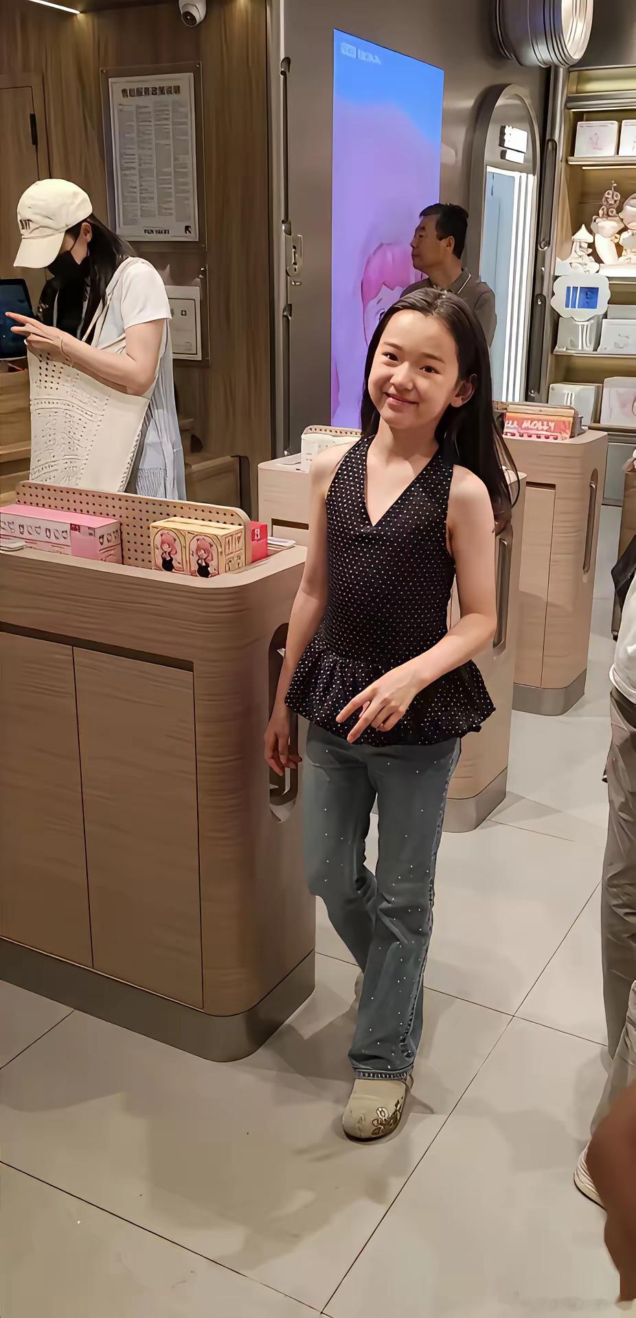 董璇的女儿小酒窝这打扮也太成熟了，像个小大人一样，没有一点童真。感觉小酒窝穿的衣