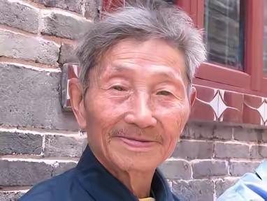 1979年，一位老人为了证明自己是老红军，不顾危险在北京拦下一辆军官的车，眼看大