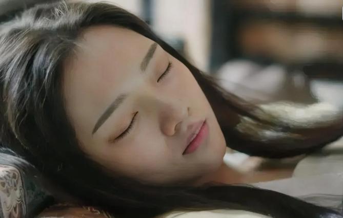 公元1060年，喝过鹿血酒的驸马李玮看着床上昏迷的公主，伸手将其内襟扯开，正待挺