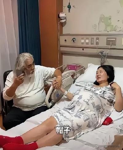 张纪中照顾待产的妻子杜星霖很上心，陪着妻子聊天缓解紧张的情绪，张纪中不是没钱请保