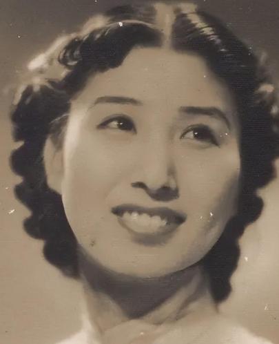 1940年深夜，郑苹如被押到小树林秘密处决，特务看她如此漂亮，实在不忍心下手，突