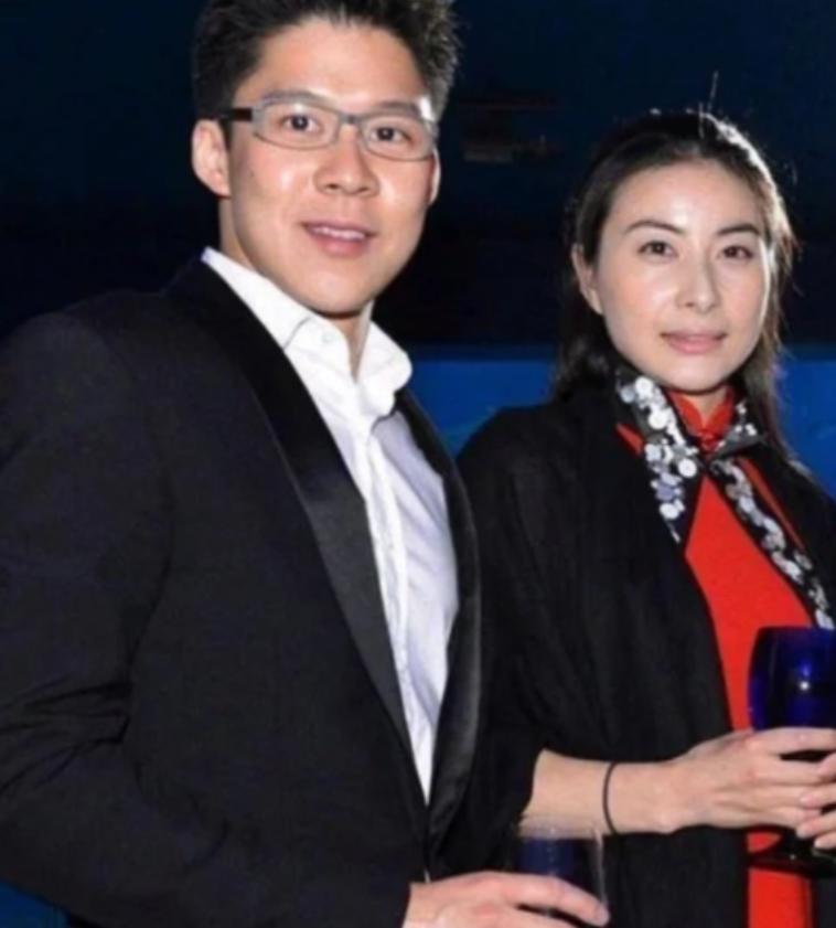 2000年，霍启刚第一次带女友回家，朱玲玲只看了一眼，便说：“你们不合适，分了吧