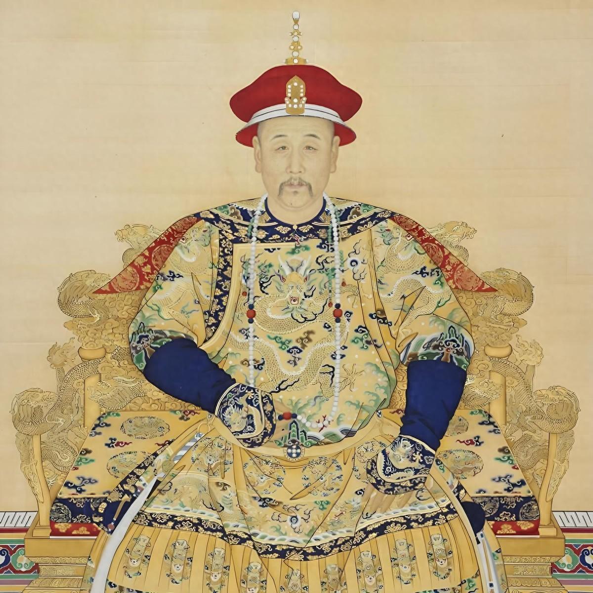 1735年，58岁的雍正帝突然驾崩，25岁的弘历（即乾隆帝）继位。

面对父亲突