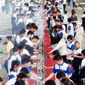 内蒙古巴彦淖尔一中学近日别出心裁，烤制长达211米的羊肉串为中、高考学子解压。活