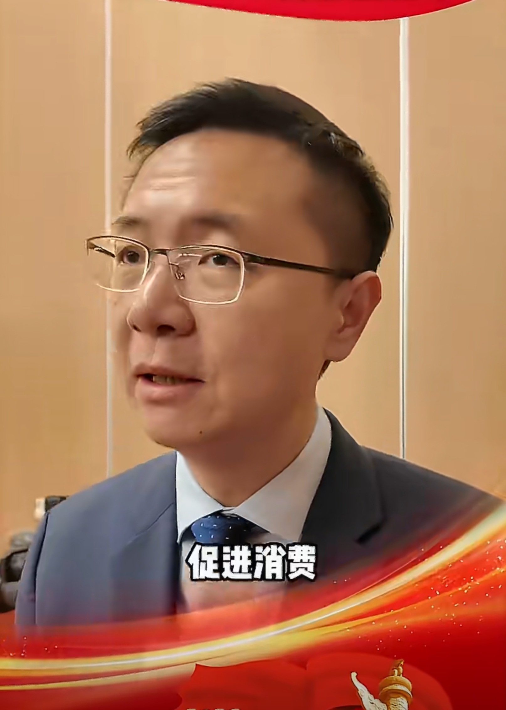 建议最低法定年假从5天提高到10天 啥也不说了，我举双手双脚赞成，就是彻底取消调