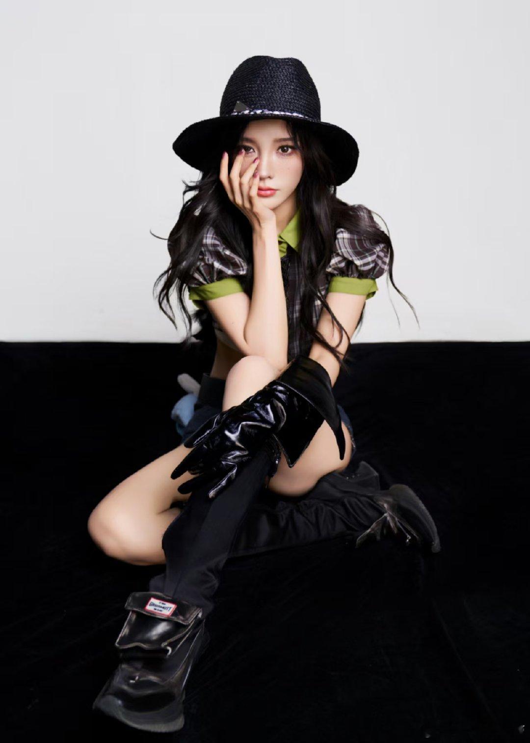 戴燕妮这个腰 谁懂啊！戴燕妮的腰似灵动曲线，勾勒出优雅姿态，自律雕琢出的美，高级