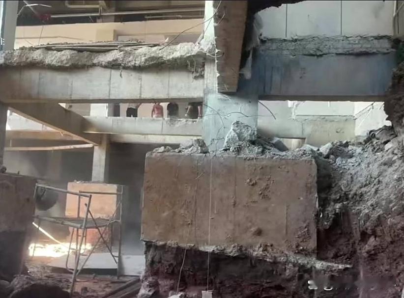 又是私挖地下室导致整栋楼变危楼！近日，安徽省六安市景秀蓝湾小区一业主私自挖掘30