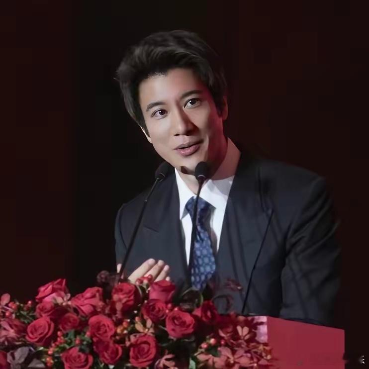 觉得黑红也是红的艺人，求你们跟着王力宏好好学习吧，王力宏的段位真的高多了。当初的