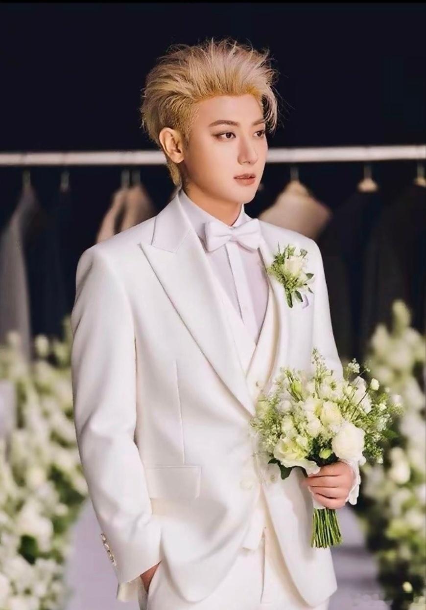 黄子韬有了老婆忘了哥黄子韬也太宠徐艺洋了！她一来，就全程挽着秀恩爱，和老婆贴贴到