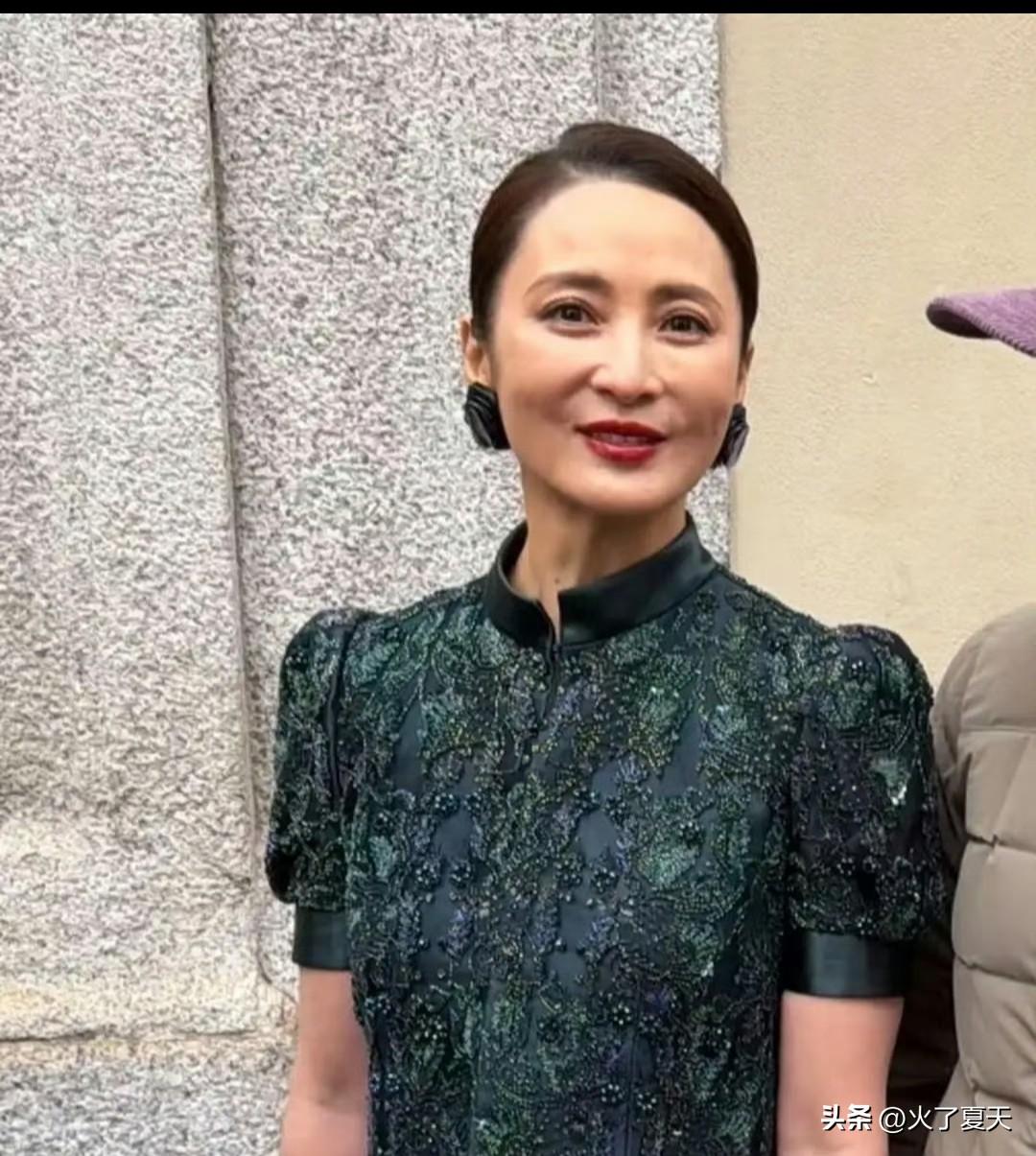 50岁蒋勤勤在意大利街头被偶遇，她的打扮好贵气，全身都是名牌货。不过妆容化得太浓