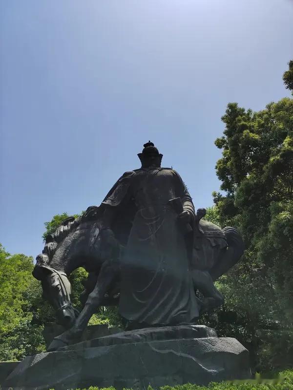 颂岳飞（新韵）
王维宝（山东）
保宋抗金八百载，中兴四将岳飞冤。
丹心一片精忠骨