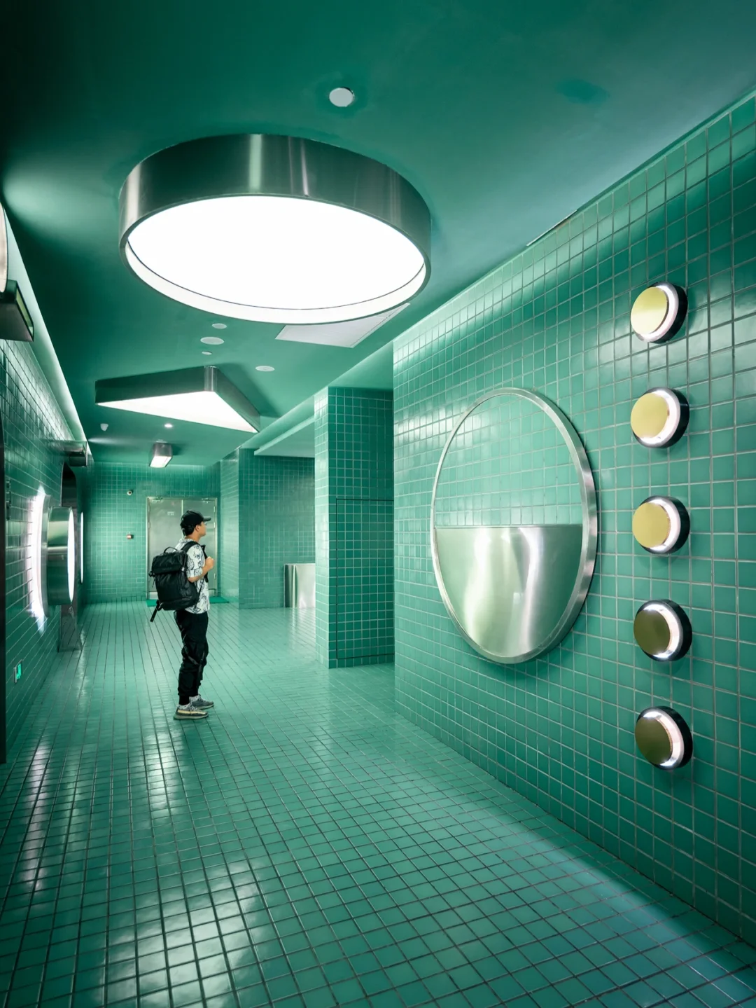 朋友来杭州找我拍照，我却带他去了厕所