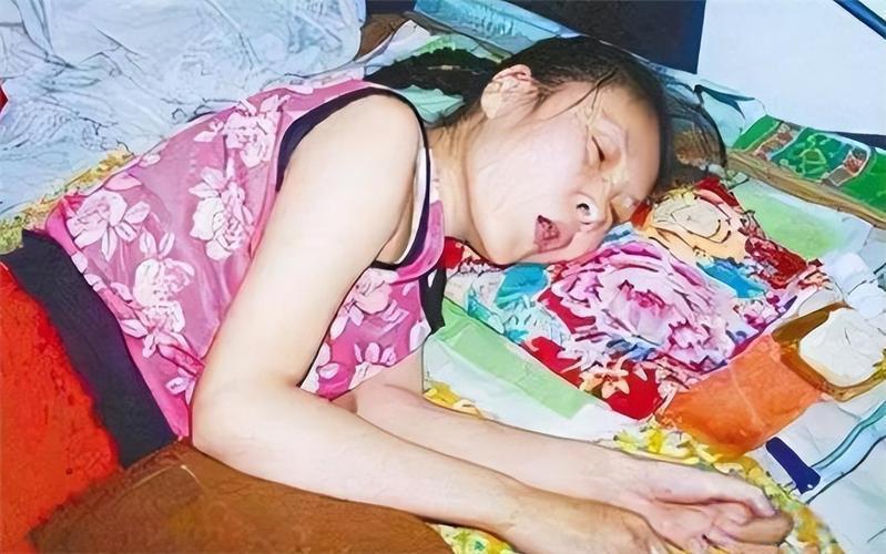 她瘫在轮椅上，怀里的女儿刚满百天，屋里冷得像冰。前一天还笑着给孩子冲奶粉的男人，