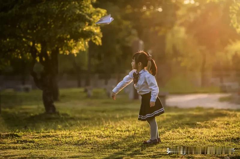 判断孩子的兴趣爱好，得让孩子多体验。如今选择太多，孩子可能啥都好奇，家长得给他们