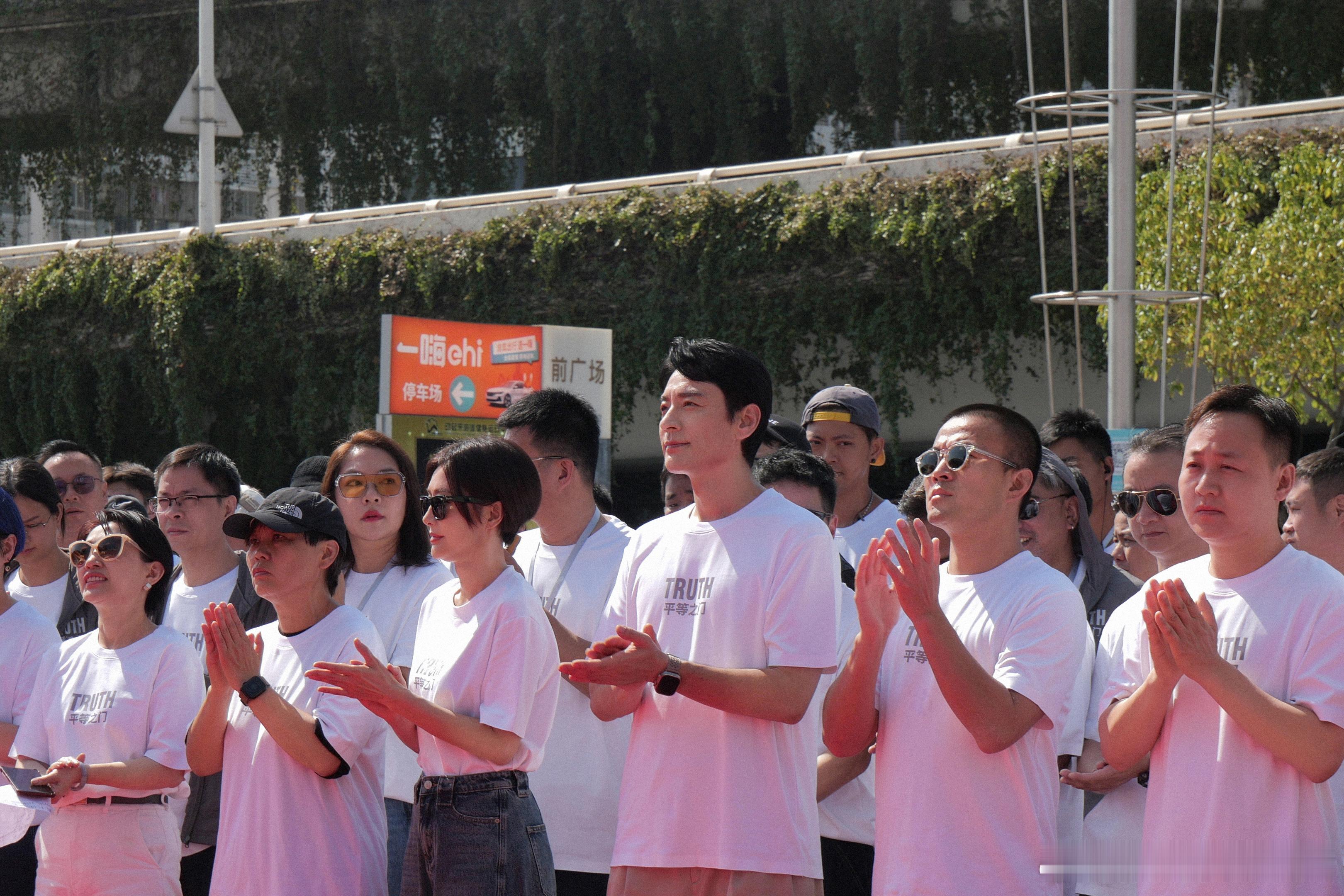 #李光洁上午杀青下午开机# 上午，他在城墙之上留下了最后一抹背影，那是对过去的告