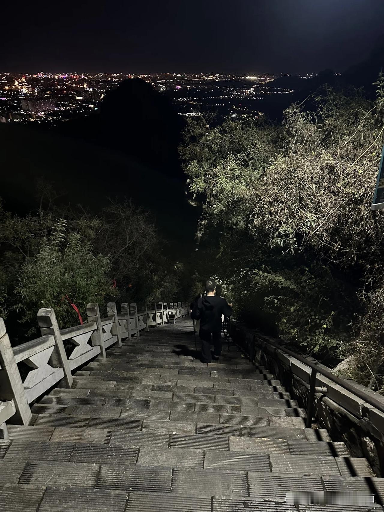 【重阳登高，避开白日喧嚣，选择夜爬抱犊寨赴一场山间星月之约！】
三千多级青石台阶