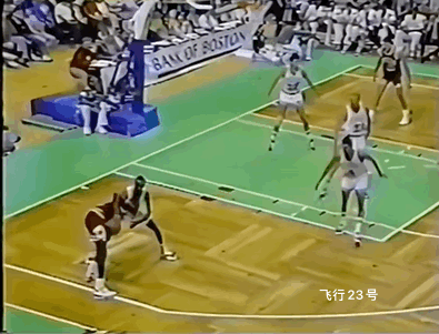 1989年公牛VS凯尔特人的一场比赛
乔丹得到52分、3篮板、2助攻、9抢断、2