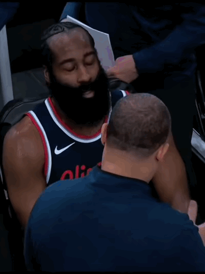 卢指导还在边上加油鼓励呢，哈登直接累瘫再椅子上翻白眼了🙄。冬日生活打卡季 哈登