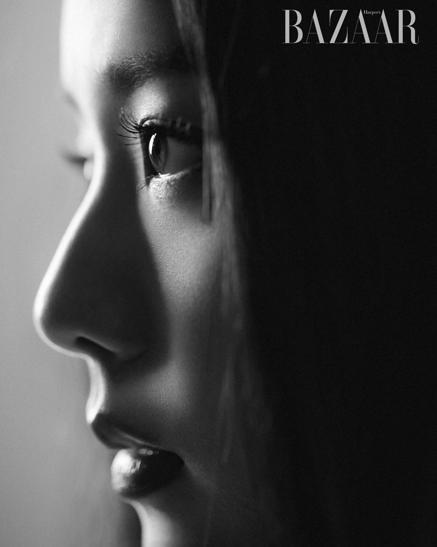 JISOO 亮相韩国摄影展“The Shining Faces: Icon To