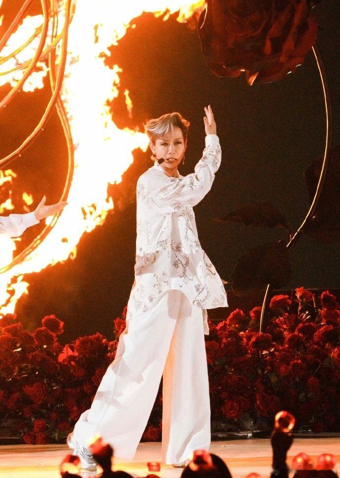 叶童陈昊宇乘风冠军回芒咱就是说，芒果你是懂搞情怀的！乘风双冠军回芒，声鸣远扬冠军