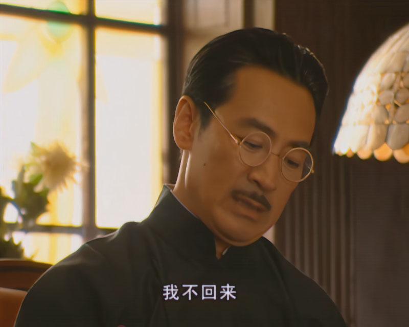 金铨平时忙于工作，好不容易闲下来想教育金燕西几句，金太太就出来阻止，怪不得最后儿