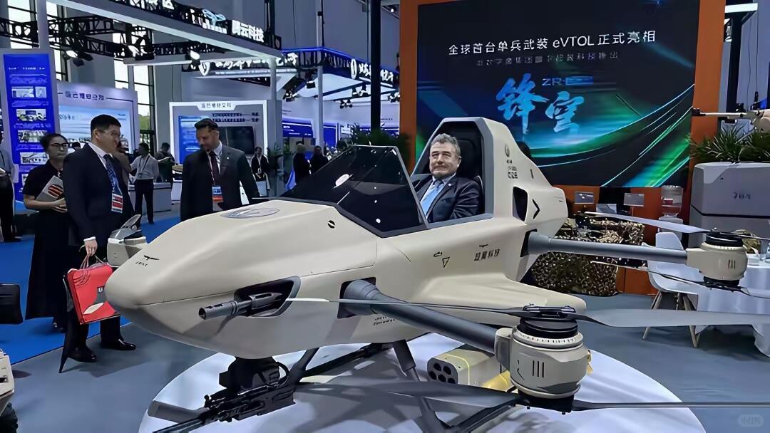 中国ZR-300“超级之翼”：全球首款实用型单兵武装飞行器
 
由江苏数字鹰科技
