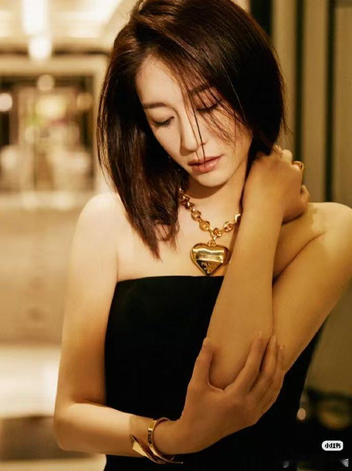 李小冉侧手翻完全热血少女 谁能拒绝这么可爱的姐姐，拉票的时候着急不已，现场翻起侧