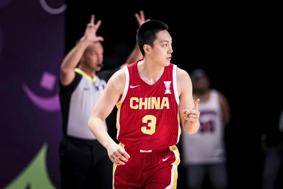 排队给胡明轩道歉！再也不用纠结国家队是该带赵继伟还是胡明轩了！

胡明轩虽然绝杀