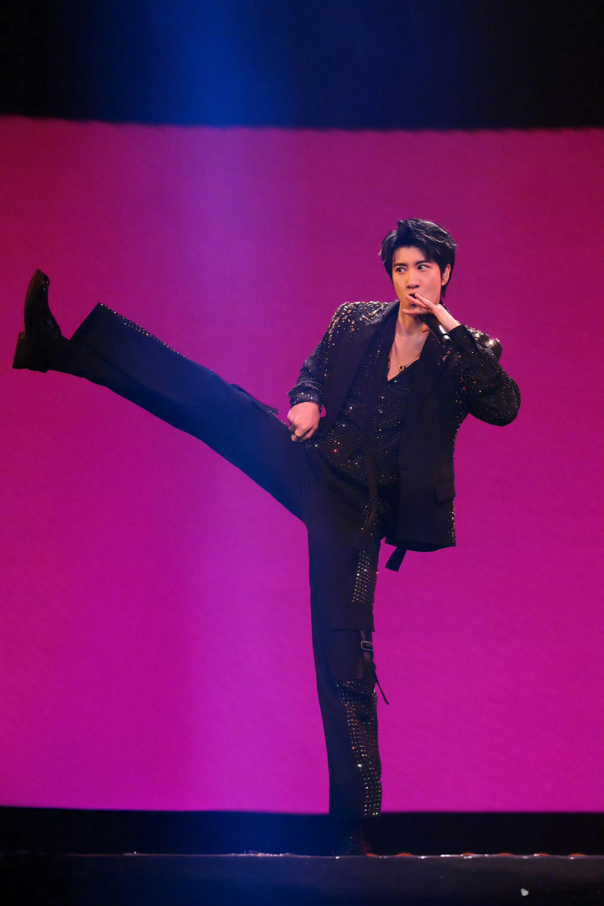 王力宏把最后一排变成第一排 王力宏用行动证明，演唱会没有前排后排之分，每一位观众