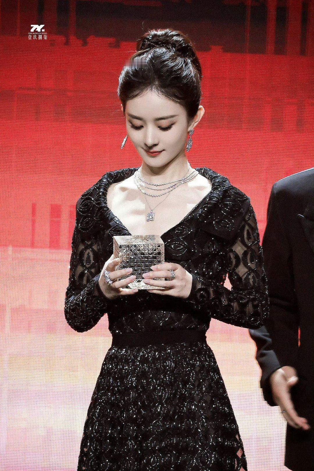 你说赵丽颖手里拿的是什么？