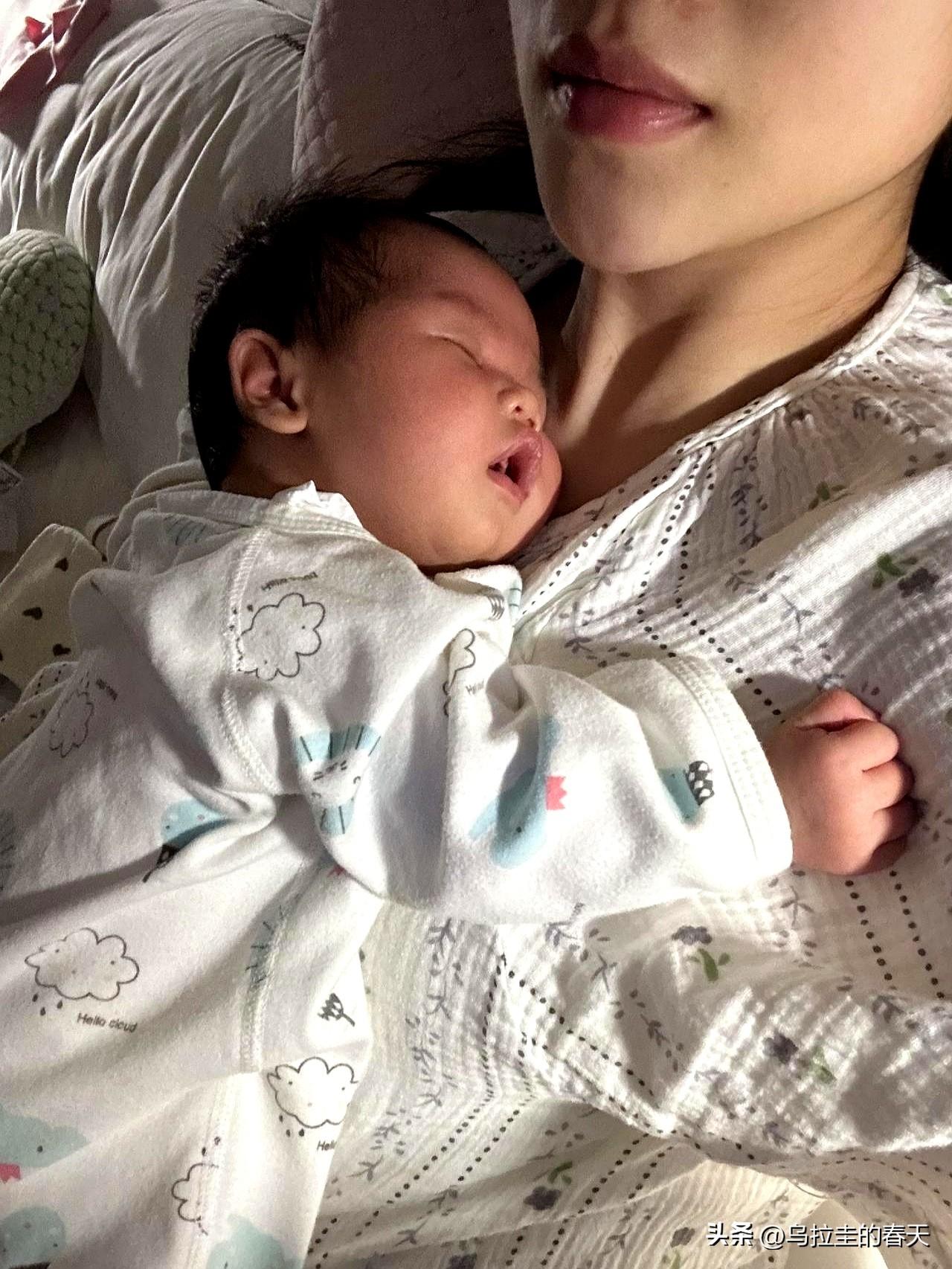 她出月子第三天，那边瘫了半边。
男人回家沙发上一坐，张嘴就是让她去伺候。
她正喂