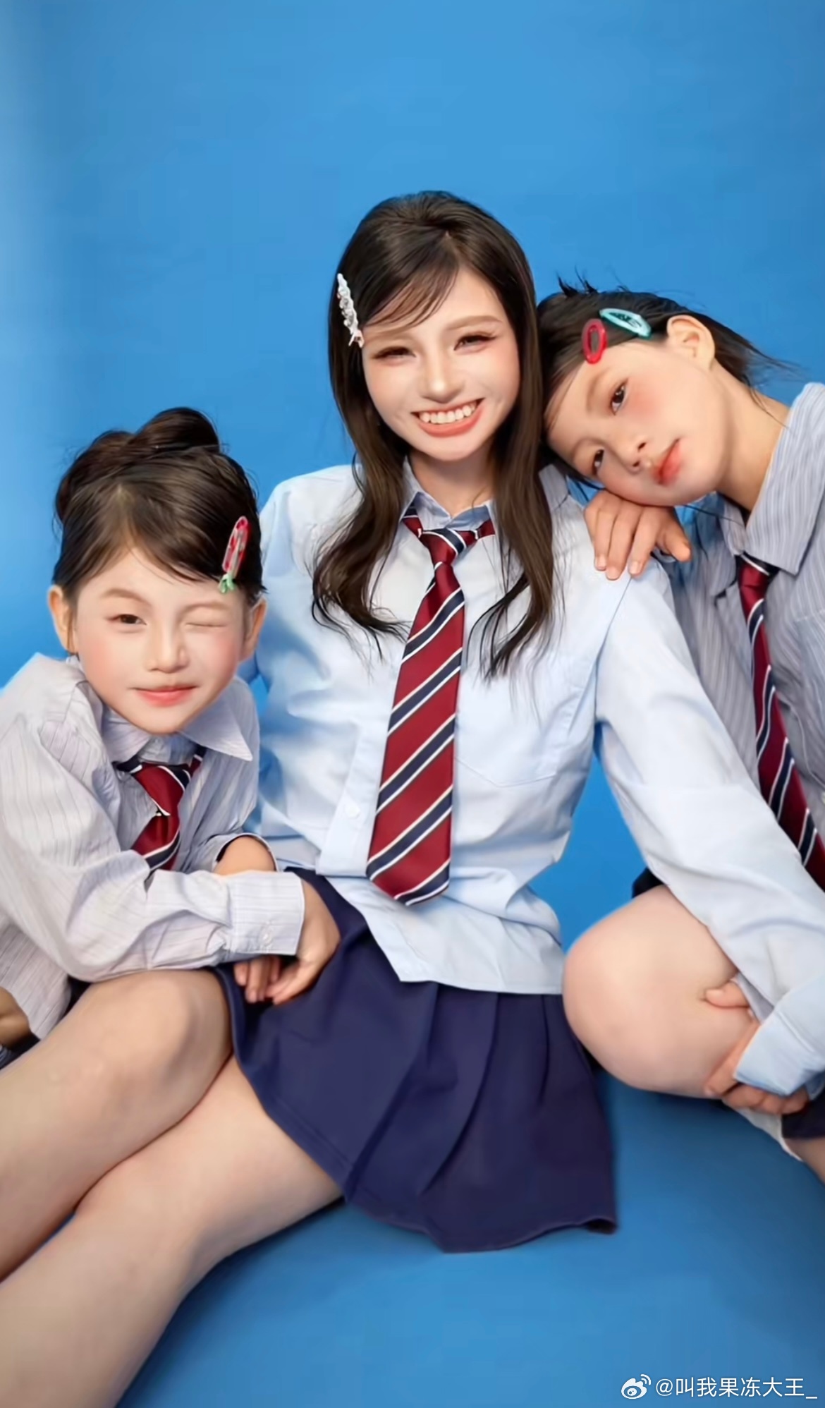 小英晒一家三口写真照，两个孩子都很有颜值小英晒一家三口写真照小英2个孩子的颜值