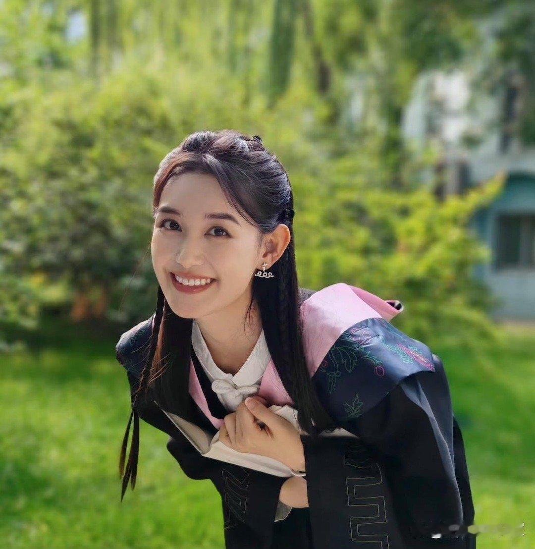 蒋依依的毕业照竟是个八岁小女孩拍的，太厉害了 